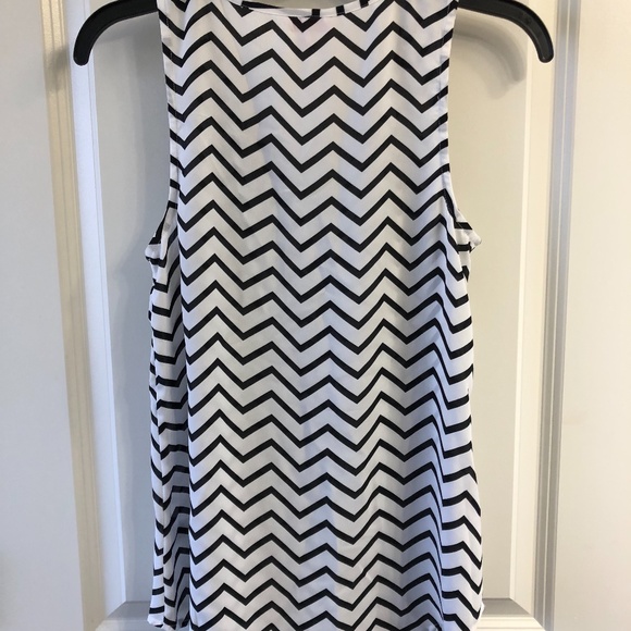 Candie's White and Black Herringbone Pattern Top - Size Small - Picture 5 of 6
